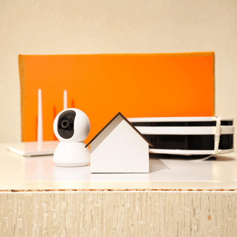 So Sánh Zigbee và Wi-Fi, Bluetooth Smart Home: Nên Chọn Loại Nào? (2026) Các thiết bị nhà thông minh sử dụng giao thức Wi-Fi như camera an ninh và robot hút bụi